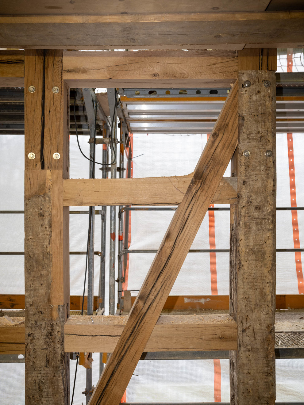 Altholz-Eiche im vorhandenen Fachwerk eingesetzt