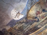 Geschädigtes Fresko im Deckengewölbe