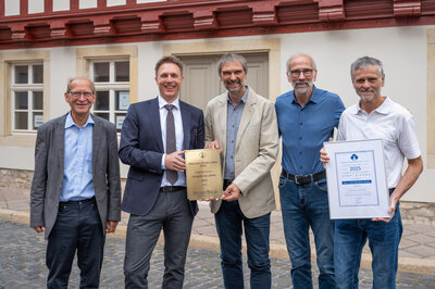 Übergabe der Auszeichnung v.l.n.r.: Herr Hühn, Herr Bergmann, Gero und Fabian und Tobias Pappe